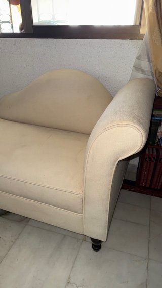 Diván y taburete beige