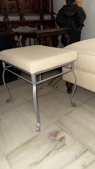 Diván y taburete beige