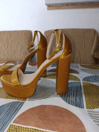 Tacones dorados altos