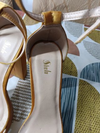 Tacones dorados altos