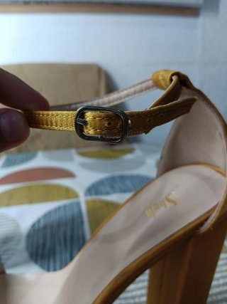 Tacones dorados altos