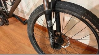 Bicicleta de montaña gris