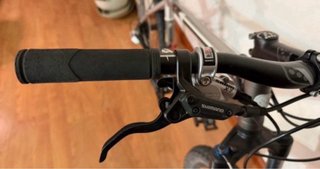 Bicicleta de montaña gris