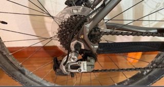 Bicicleta de montaña gris
