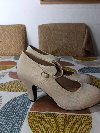 Tacones beige con tacón bajo y finito muy cute