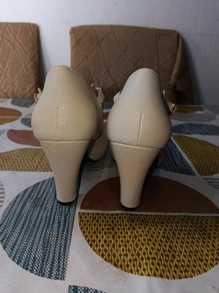 Tacones beige con tacón bajo y finito muy cute