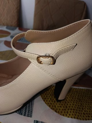 Tacones beige con tacón bajo y finito muy cute