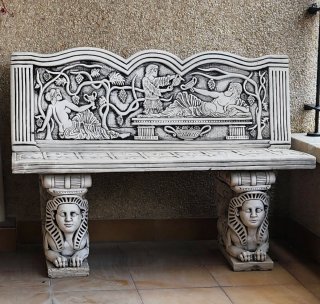 Banco de piedra decorado