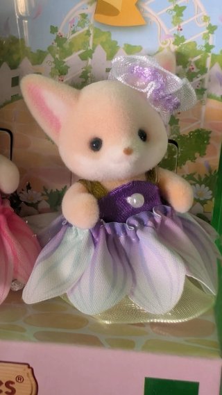 Sylvanian Families Baby Trio Blossom Dresses