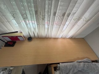 Escritorio de madera con cajones