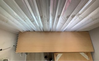 Escritorio de madera con cajones