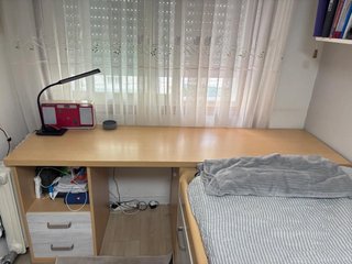 Escritorio de madera con cajones