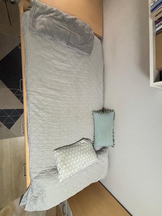 Escritorio de madera con cajones