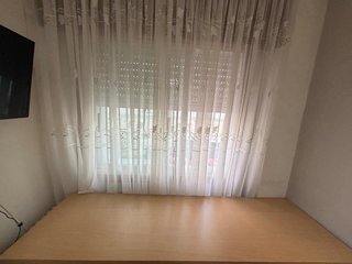 Escritorio de madera con cajones