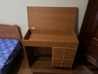 Escritorio de madera con cajones