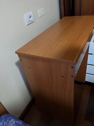 Escritorio de madera con cajones