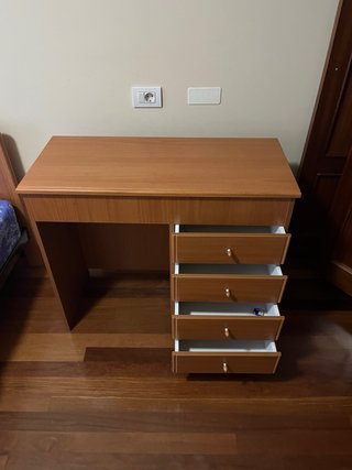 Escritorio de madera con cajones