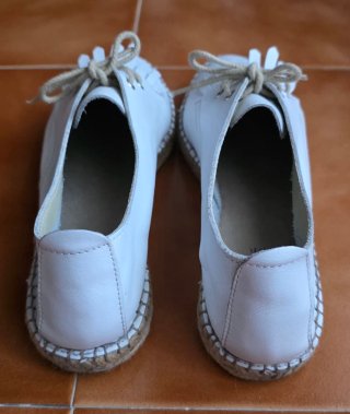 Zapatos blancos de piel y esparto. Talla 40. André