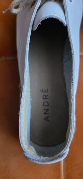 Zapatos blancos de piel y esparto. Talla 40. André