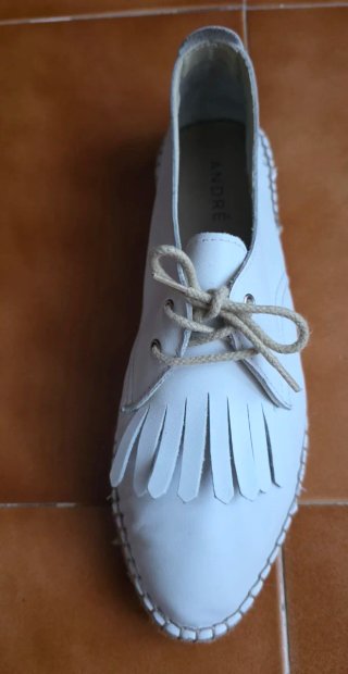 Zapatos blancos de piel y esparto. Talla 40. André