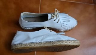 Zapatos blancos de piel y esparto. Talla 40. André