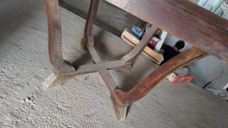 Mesa de madera antigua con patas curvas