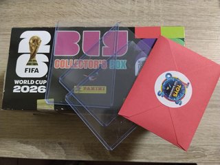 Caja mundial FIFA 2026 >1000 cromos + 3 extra stic