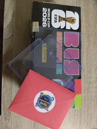 Caja mundial FIFA 2026 >1000 cromos + 3 extra stic