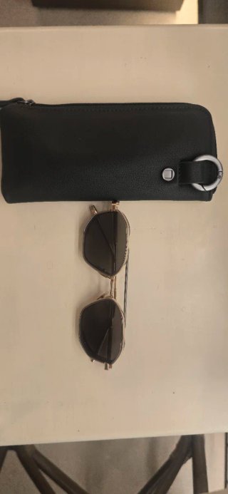 Gafas de sol AKONI doradas y grises