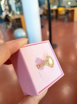 Anello oro rosa con pietra centrale