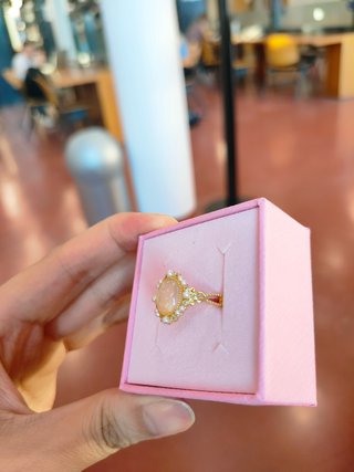 Anello oro rosa con pietra centrale