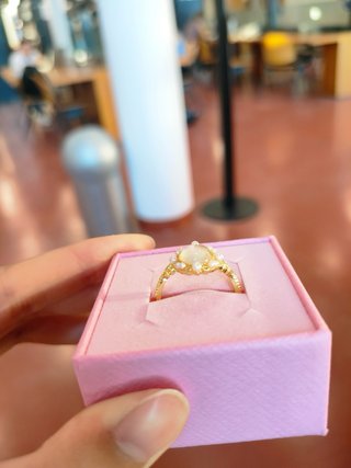Anello oro rosa con pietra centrale