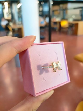 Anello con fiocco e zirconi