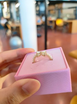 Anello con fiocco e zirconi