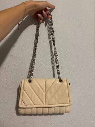 Bolso blanco acolchado con cadena