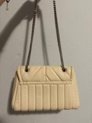 Bolso blanco acolchado con cadena