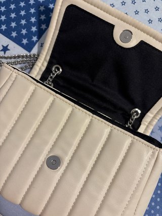 Bolso blanco acolchado con cadena