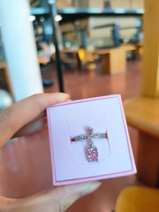 Anello con pendente a goccia rosa
