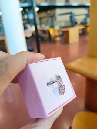 Anello con pendente a goccia rosa