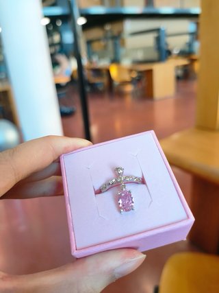 Anello con pendente a goccia rosa