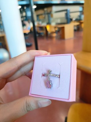 Anello con pendente a goccia rosa