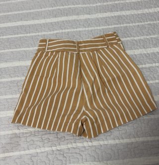 Shorts de rayas beige y blanco