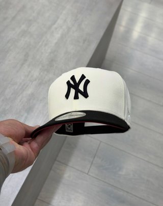 Gorra New Era Yankees Blanca y Negra