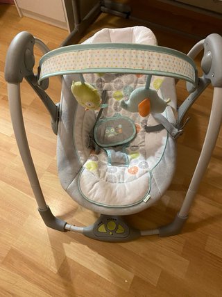 Columpio para bebé con juguetes