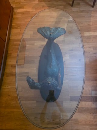 Mesa con figura de sirena y tableto de vidrio