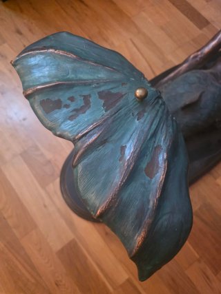 Mesa con figura de sirena y tableto de vidrio