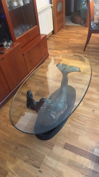 Mesa con figura de sirena y tableto de vidrio