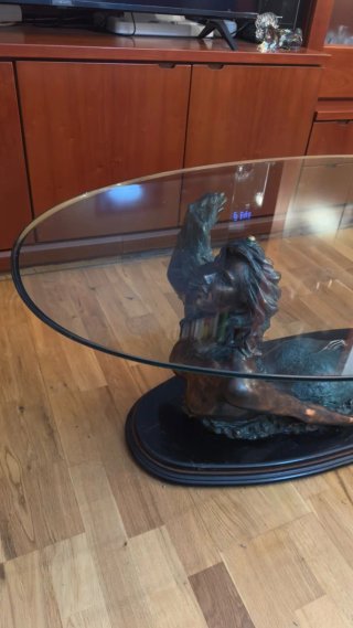 Mesa con figura de sirena y tableto de vidrio
