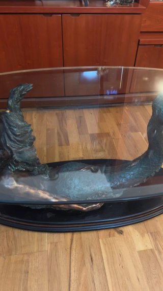 Mesa con figura de sirena y tableto de vidrio