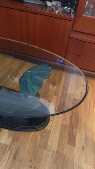 Mesa con figura de sirena y tableto de vidrio